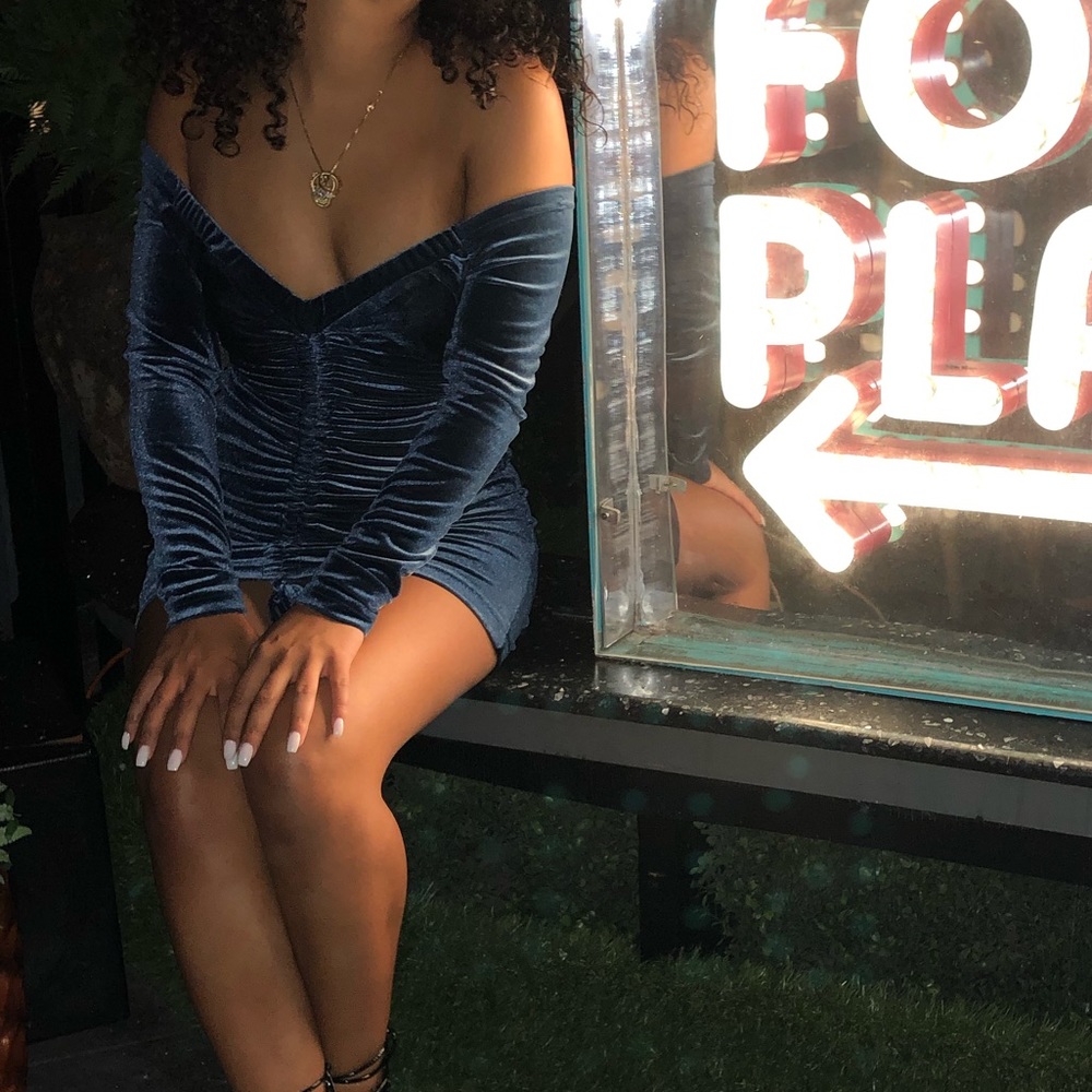 Off the shoulders valor dress